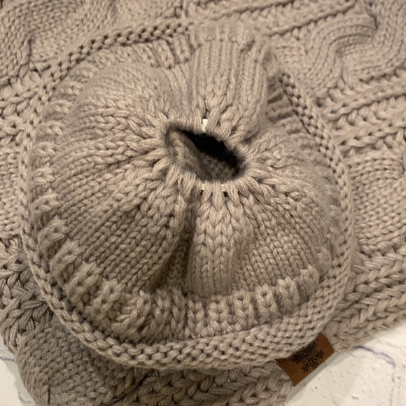 ❄️ 🧣 Women’s Winter Infinity Scarf & Ponytail Beanie Set 🧣 ❄️ - Picture 4 of 14